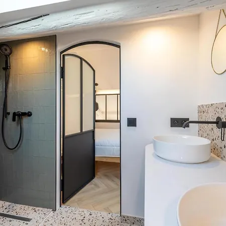 Apartment Ref 1993 - Center Renovated