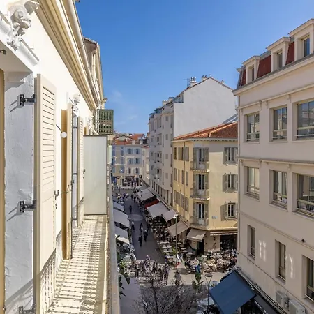 Apartment Ref 1993 - Center Renovated *