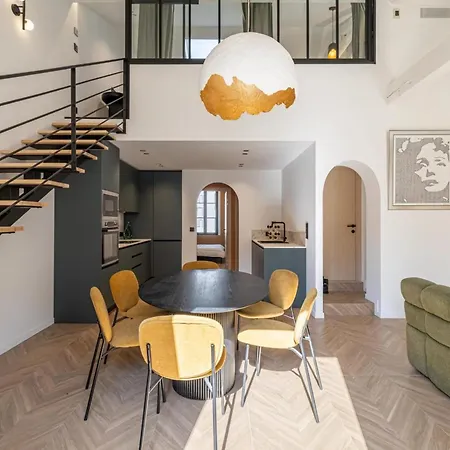 Apartment Ref 1993 - Center Renovated