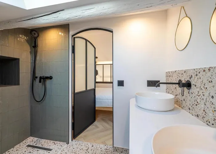 Apartment Ref 1993 - Center Renovated