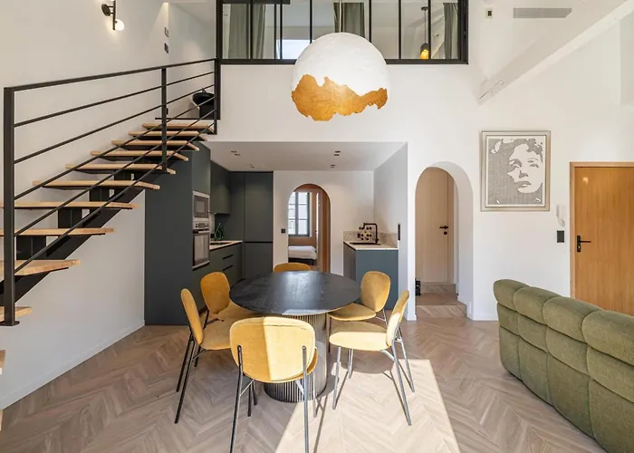 Apartment Ref 1993 - Center Renovated