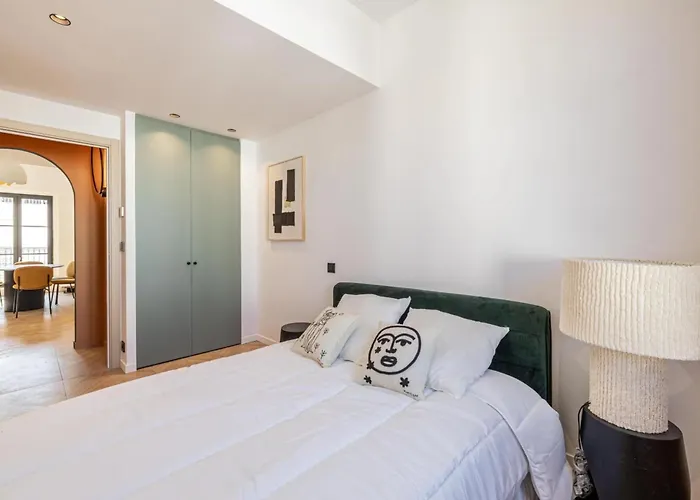 Apartment Ref 1993 - Center Renovated